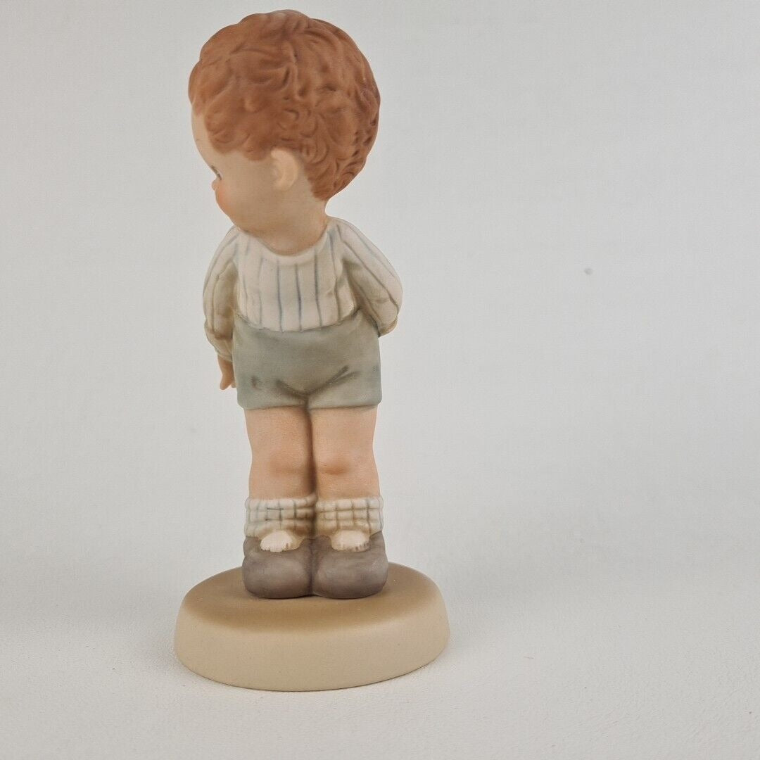 Memories of Yesterday 520101 Where's Muvver? Boy With Torn Pants Figurine