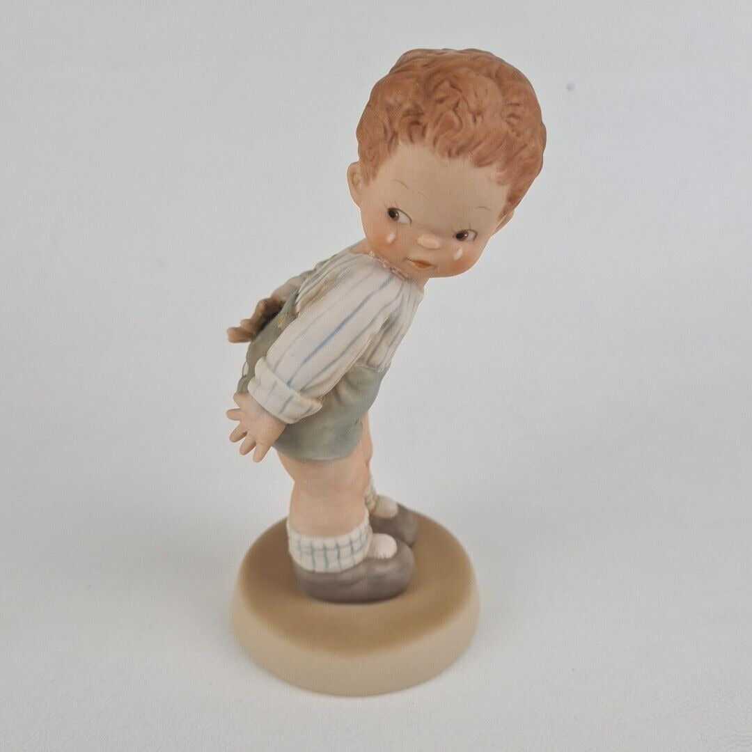 Memories of Yesterday 520101 Where's Muvver? Boy With Torn Pants Figurine