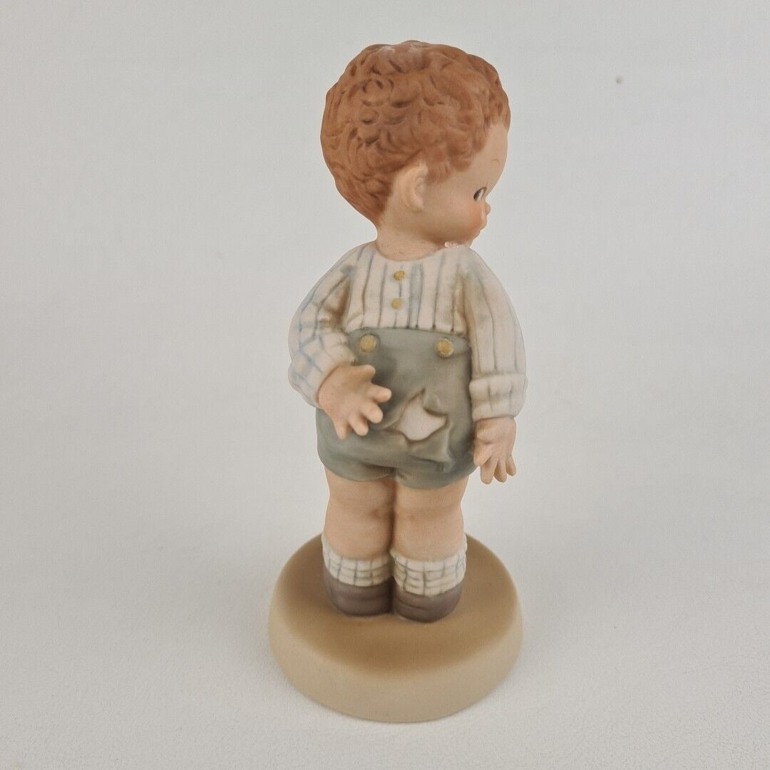 Memories of Yesterday 520101 Where's Muvver? Boy With Torn Pants Figurine